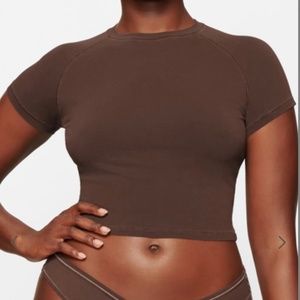 SKIMS COCOA NEW VINTAGE CROPPED RAGLAN T-SHIRT